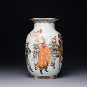 Vase de forme lanterne en porcelaine de Chine à décor 'mulan 木蘭' en rouge de fer, grisaille et doré, signé Zhou Xiangpu 周湘浦, 20ème — photo 1