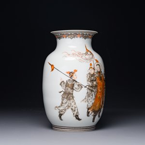 Vase de forme lanterne en porcelaine de Chine à décor 'mulan 木蘭' en rouge de fer, grisaille et doré, signé Zhou Xiangpu 周湘浦, 20ème — photo 4