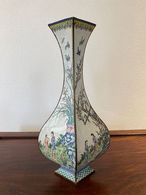 Vase de forme losange en émaux de Canton à décor des 'quatre saisons', Chine, marque et époque de Qianlong — photo 1