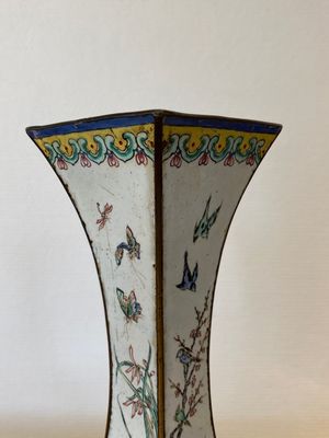 Vase de forme losange en émaux de Canton à décor des 'quatre saisons', Chine, marque et époque de Qianlong — photo 5