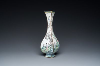 Vase de forme losange en émaux de Canton à décor des 'quatre saisons', Chine, marque et époque de Qianlong