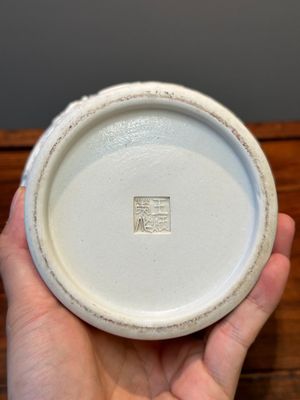 Vase de forme 'meiping' en biscuit émaillé blanc monochrome, signé Wang Bingrong 王炳榮, Chine, 19/20ème — photo 11