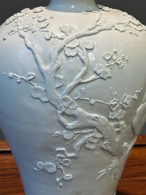 Vase de forme 'meiping' en biscuit émaillé blanc monochrome, signé Wang Bingrong 王炳榮, Chine, 19/20ème — photo 7