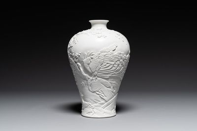 Vase de forme 'meiping' en biscuit émaillé blanc monochrome, signé Wang Bingrong 王炳榮, Chine, 19/20ème