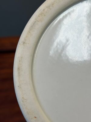Vase de forme 'meiping' en porcelaine de Chine en blanc monochrome à décor incisé, 19ème — photo 6