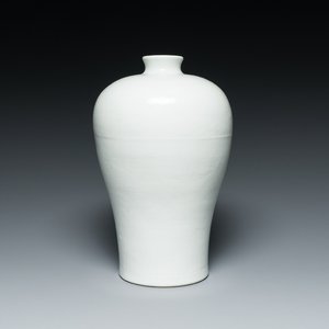 Vase de forme 'meiping' en porcelaine de Chine en blanc monochrome à décor incisé, 19ème — photo 1