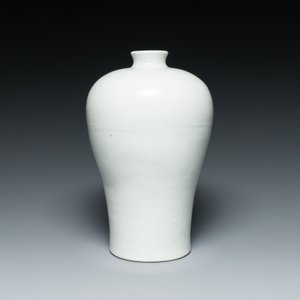 Vase de forme 'meiping' en porcelaine de Chine en blanc monochrome à décor incisé, 19ème — photo 2