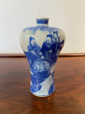 Vase de forme 'meiping' en porcelaine de Chine en bleu et blanc, marque de Qianlong, République — photo 1