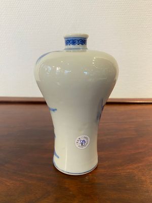 Vase de forme 'meiping' en porcelaine de Chine en bleu et blanc, marque de Qianlong, République — photo 3