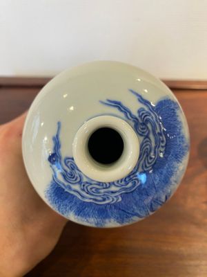 Vase de forme 'meiping' en porcelaine de Chine en bleu et blanc, marque de Qianlong, République — photo 5