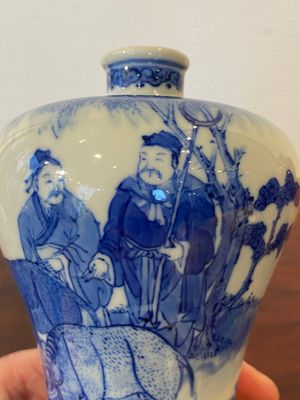 Vase de forme 'meiping' en porcelaine de Chine en bleu et blanc, marque de Qianlong, République — photo 8