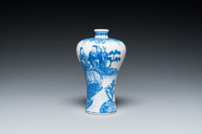 Vase de forme 'meiping' en porcelaine de Chine en bleu et blanc, marque de Qianlong, République
