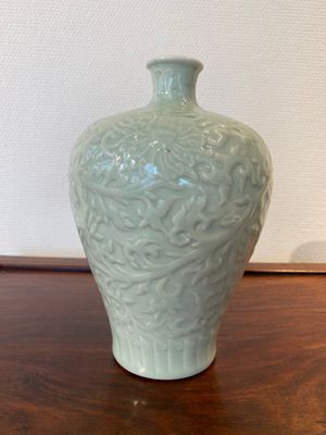 Vase de forme 'meiping' en porcelaine de Chine en céladon monochrome à décor de rinceaux de lotus, marque de Kangxi, 19/20ème — photo 3