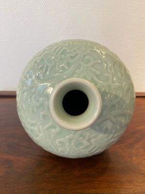 Vase de forme 'meiping' en porcelaine de Chine en céladon monochrome à décor de rinceaux de lotus, marque de Kangxi, 19/20ème — photo 4