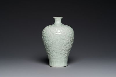 Vase de forme 'meiping' en porcelaine de Chine en céladon monochrome à décor de rinceaux de lotus, marque de Kangxi, 19/20ème
