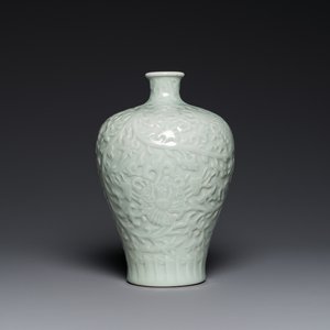 Vase de forme 'meiping' en porcelaine de Chine en céladon monochrome à décor de rinceaux de lotus, marque de Kangxi, 19/20ème — photo 1