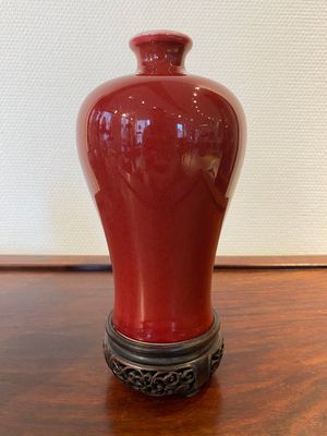 Vase de forme 'meiping' en porcelaine de Chine en rouge de cuivre monochrome sur socle en bois, République — photo 1