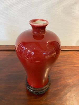 Vase de forme 'meiping' en porcelaine de Chine en rouge de cuivre monochrome sur socle en bois, République — photo 2