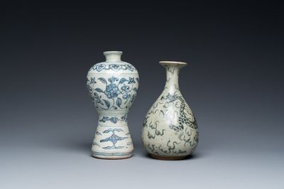 Vase de forme 'meiping' et un de forme 'yuhuchunping' en porcelaine de Chine en bleu et blanc, Ming ou postérieur
