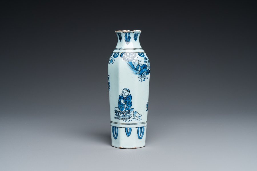 Vase de forme octagonale à décor chinois en faïence de Delft en bleu et blanc, 17ème — photo 1