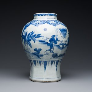 Vase de forme octagonale en porcelaine de Chine en bleu et blanc à décor du jeu de 'touhu', époque Transition — photo 4