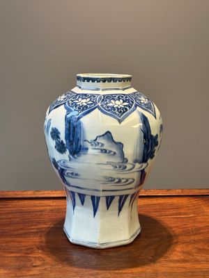 Vase de forme octogonale en porcelaine de Chine en bleu et blanc à décor 'Jia Guan Jin Jue 加官晉爵', époque Transition — photo 3