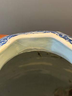 Vase de forme octogonale en porcelaine de Chine en bleu et blanc à décor 'Jia Guan Jin Jue 加官晉爵', époque Transition — photo 5