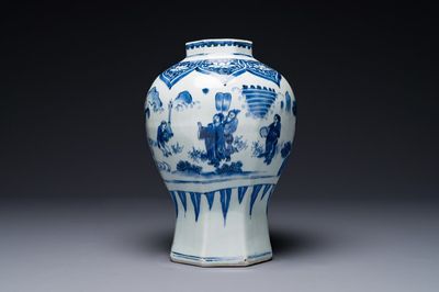 Vase de forme octogonale en porcelaine de Chine en bleu et blanc à décor 'Jia Guan Jin Jue 加官晉爵', époque Transition