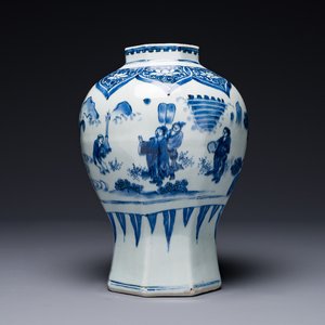 Vase de forme octogonale en porcelaine de Chine en bleu et blanc à décor 'Jia Guan Jin Jue 加官晉爵', époque Transition — photo 1