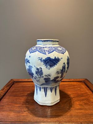 Vase de forme octogonale en porcelaine de Chine en bleu et blanc à décor 'Zhi Ri Gao Sheng 指日高昇', époque Transition — photo 2