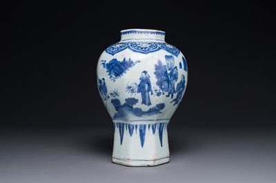Vase de forme octogonale en porcelaine de Chine en bleu et blanc à décor 'Zhi Ri Gao Sheng 指日高昇', époque Transition
