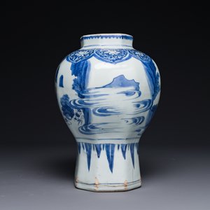 Vase de forme octogonale en porcelaine de Chine en bleu et blanc à décor 'Zhi Ri Gao Sheng 指日高昇', époque Transition — photo 3