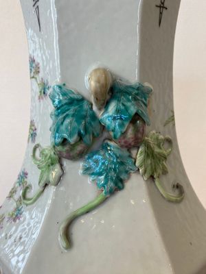 Vase de forme octogonale en porcelaine de Chine qianjiang cai, signé Wang Baowen 汪保文, daté 1899 — photo 6