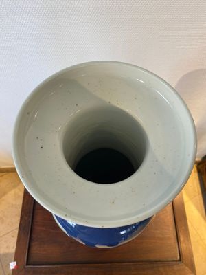 Vase de forme rouleau en porcelaine de Chine à décor de paysages en bleu et blanc sur fond bleu, 19ème — photo 4