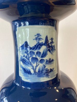 Vase de forme rouleau en porcelaine de Chine à décor de paysages en bleu et blanc sur fond bleu, 19ème — photo 5