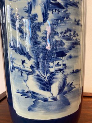 Vase de forme rouleau en porcelaine de Chine à décor de paysages en bleu et blanc sur fond bleu, 19ème — photo 6