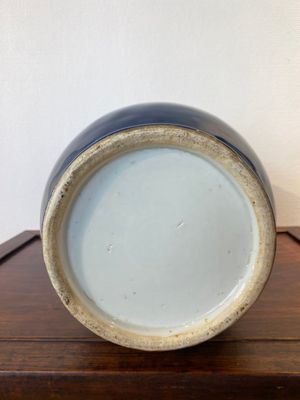 Vase de forme rouleau en porcelaine de Chine à décor de paysages en bleu et blanc sur fond bleu, 19ème — photo 7