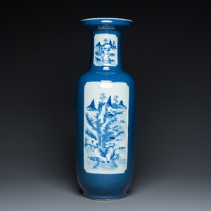 Vase de forme rouleau en porcelaine de Chine à décor de paysages en bleu et blanc sur fond bleu, 19ème — photo 3