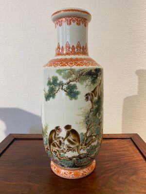 Vase de forme rouleau en porcelaine de Chine à décor de singes, signé Bi Yuanming 畢淵明, daté 1956 — photo 1