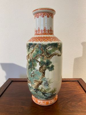 Vase de forme rouleau en porcelaine de Chine à décor de singes, signé Bi Yuanming 畢淵明, daté 1956 — photo 2