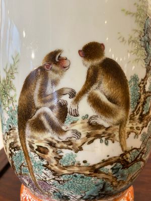 Vase de forme rouleau en porcelaine de Chine à décor de singes, signé Bi Yuanming 畢淵明, daté 1956 — photo 5