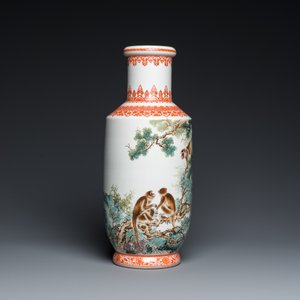 Vase de forme rouleau en porcelaine de Chine à décor de singes, signé Bi Yuanming 畢淵明, daté 1956 — photo 4