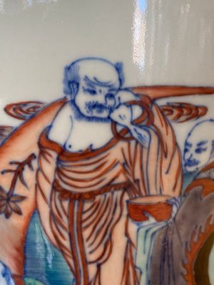 Vase de forme rouleau en porcelaine de Chine doucai à décor des 'dix-huit Luohan', 19/20ème — photo 13