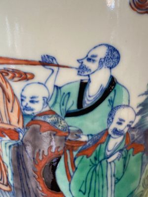 Vase de forme rouleau en porcelaine de Chine doucai à décor des 'dix-huit Luohan', 19/20ème — photo 14