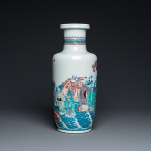 Vase de forme rouleau en porcelaine de Chine doucai à décor des 'dix-huit Luohan', 19/20ème — photo 5