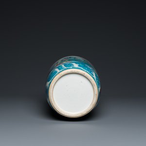 Vase de forme rouleau en porcelaine de Chine doucai à décor des 'dix-huit Luohan', 19/20ème — photo 7