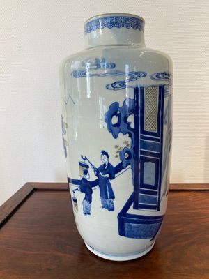 Vase de forme rouleau en porcelaine de Chine en bleu, blanc et rouge de cuivre à sujet narratif, Kangxi — photo 4