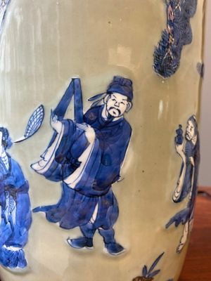 Vase de forme rouleau en porcelaine de Chine en bleu, blanc et rouge de cuivre sur fond céladon, Kangxi — photo 10