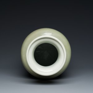 Vase de forme rouleau en porcelaine de Chine en bleu, blanc et rouge de cuivre sur fond céladon, Kangxi — photo 6