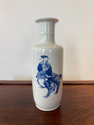 Vase de forme rouleau en porcelaine de Chine en bleu et blanc à décor des 'Sanxing', probablement 19ème — photo 1